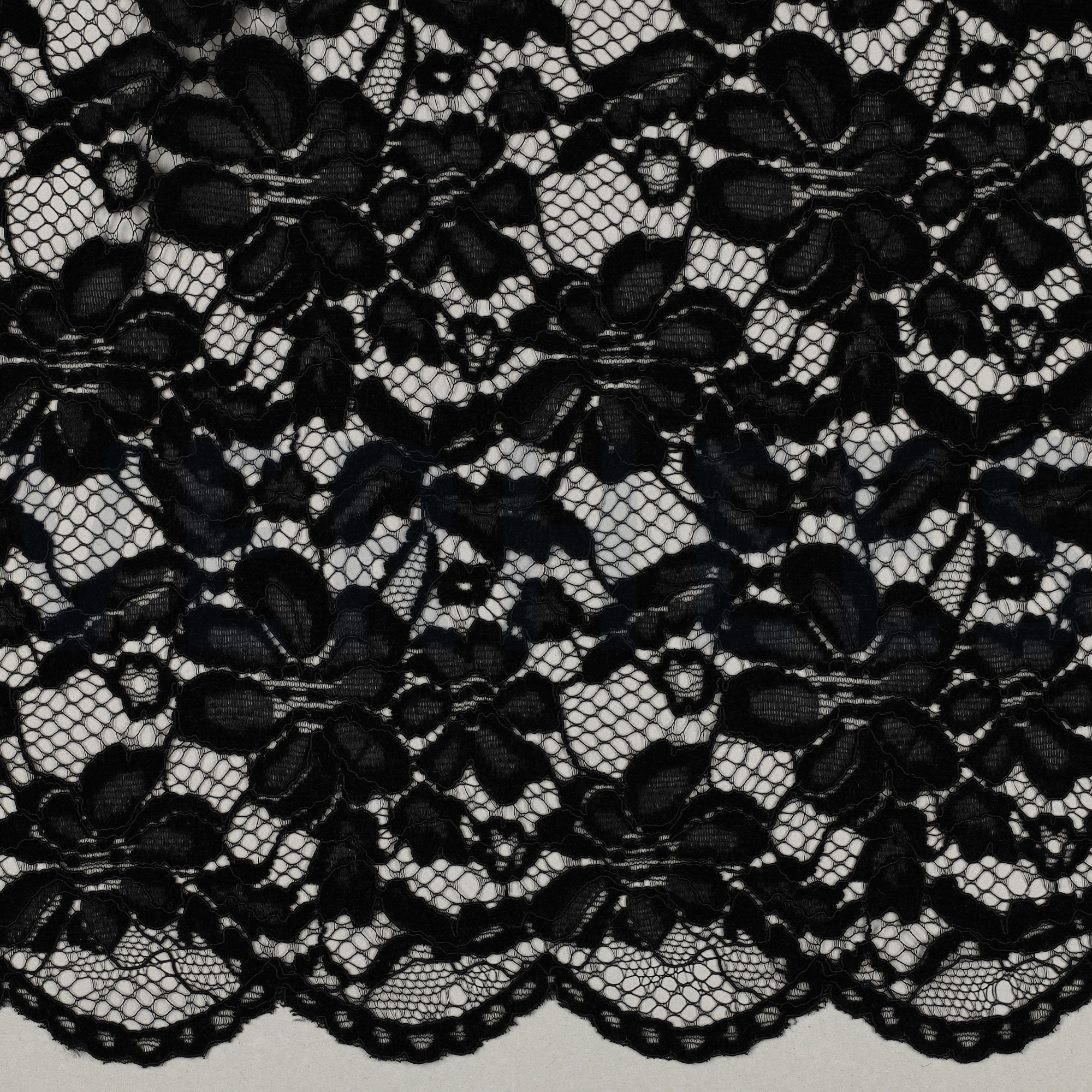 SPITZE ZWEISEITIGE BOGENKANTE CHENILLE SCHWARZ (high resolution)