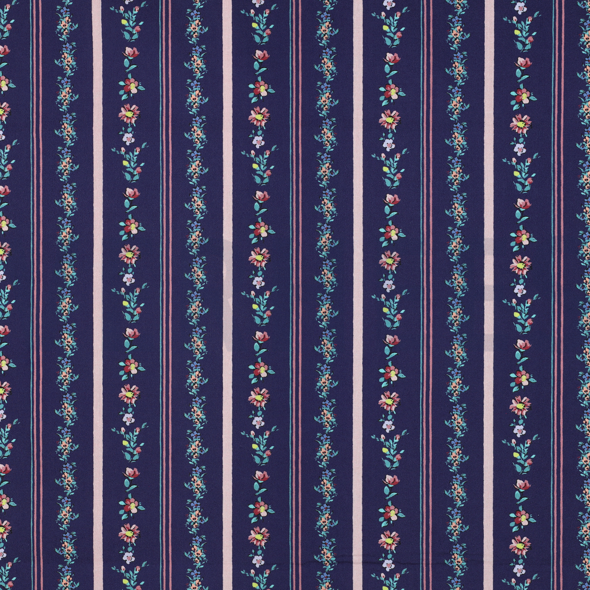 FEIN GEWEBTE BAUMWOLLPOPELINE DIGITAL BLUMEN MARINEBLAU (high resolution)