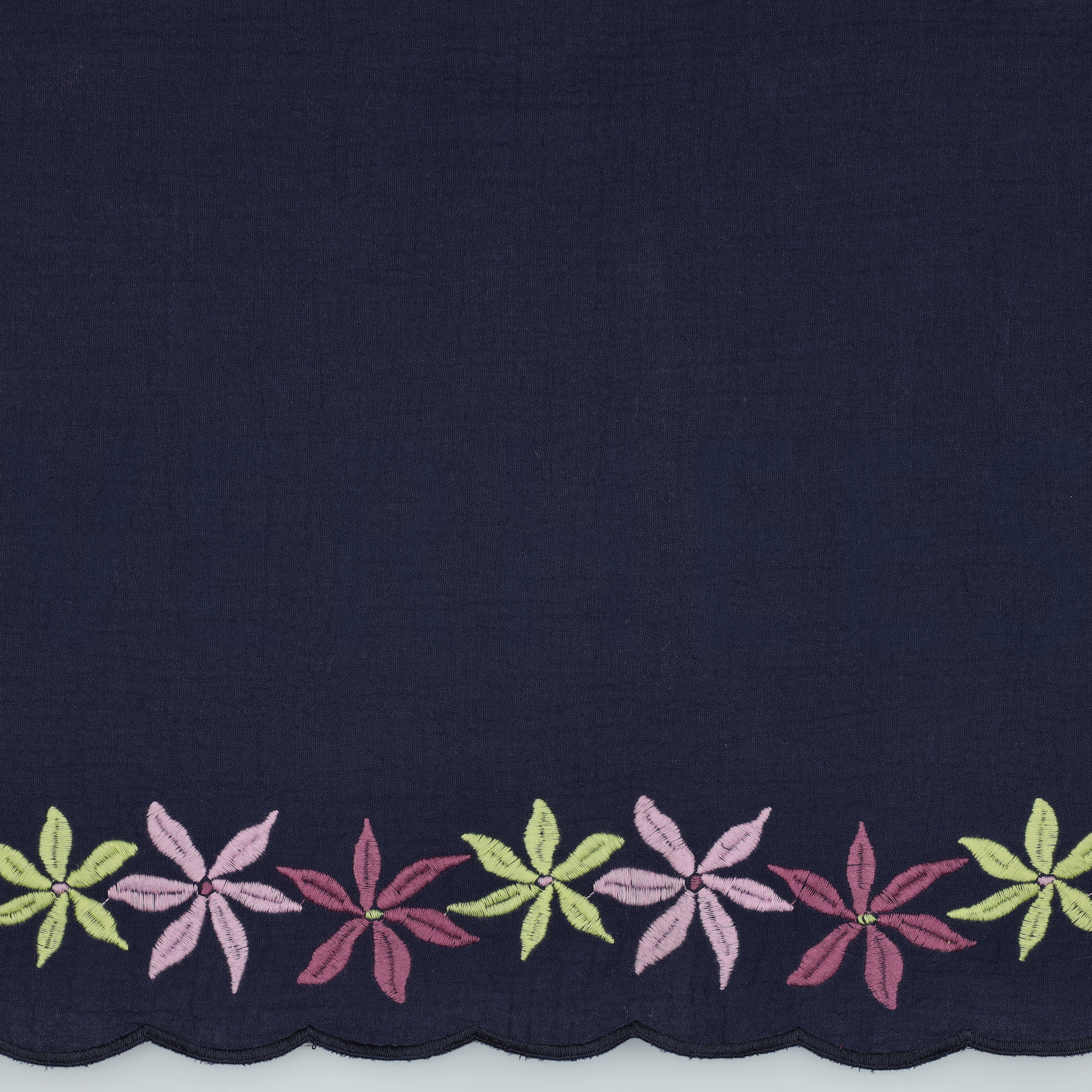 MUSSELIN ZWEISEITIGER RAND BLUMEN MARINEBLAU (high resolution)