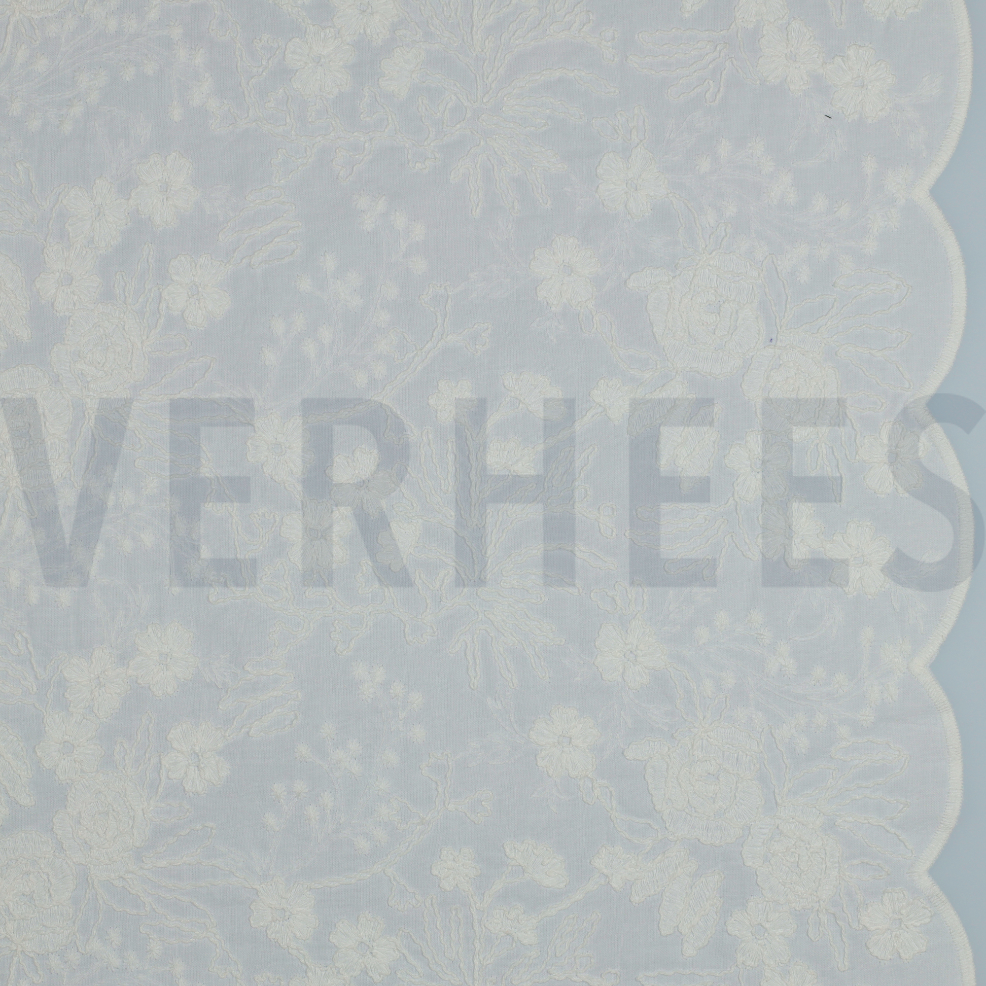 COTON VOILE BRODERIE FLEURS DEUX CÔTÉS BORDURE FESTONNÉE BLANC (high resolution)