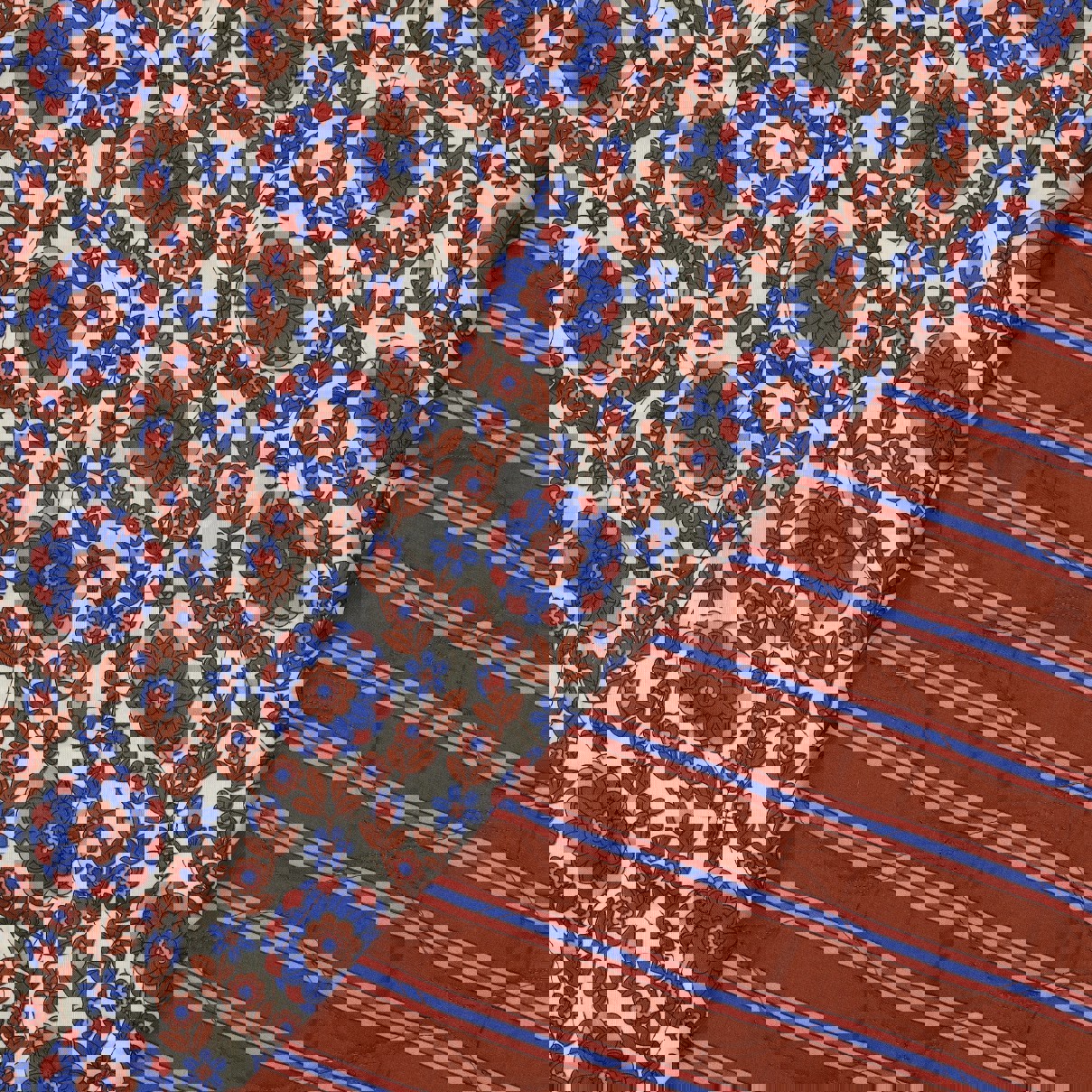 BAUMWOLLE VOILE GESTEPPT BLUMEN KARAMELL/KOBALT (high resolution)