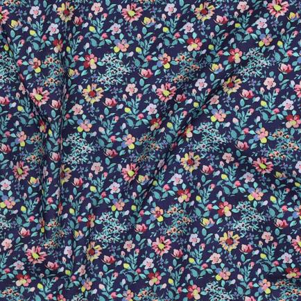 FEIN GEWEBTE BAUMWOLLPOPELINE DIGITAL BLUMEN MARINEBLAU (hover)