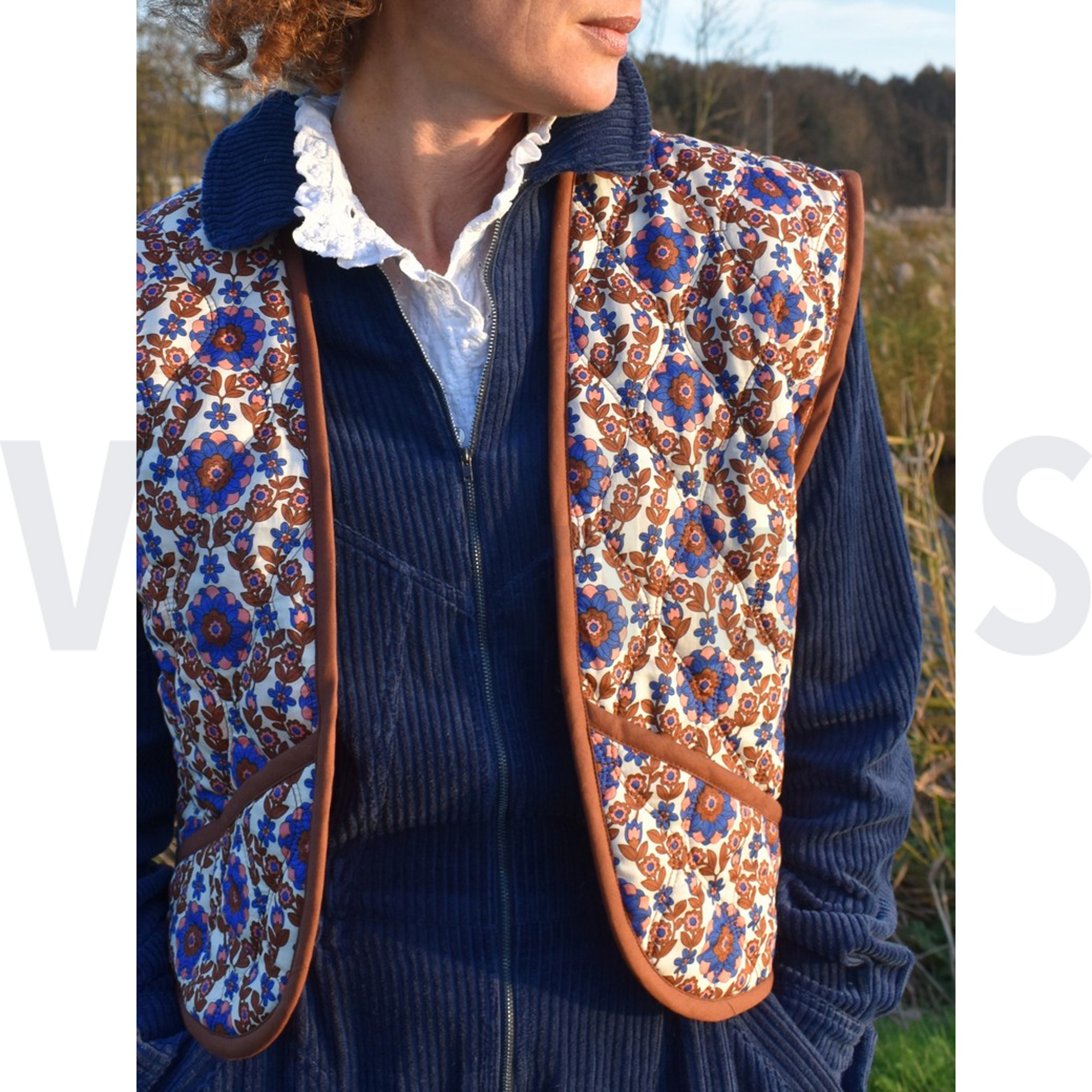 BAUMWOLLE VOILE GESTEPPT BLUMEN KARAMELL/KOBALT (high resolution) #7