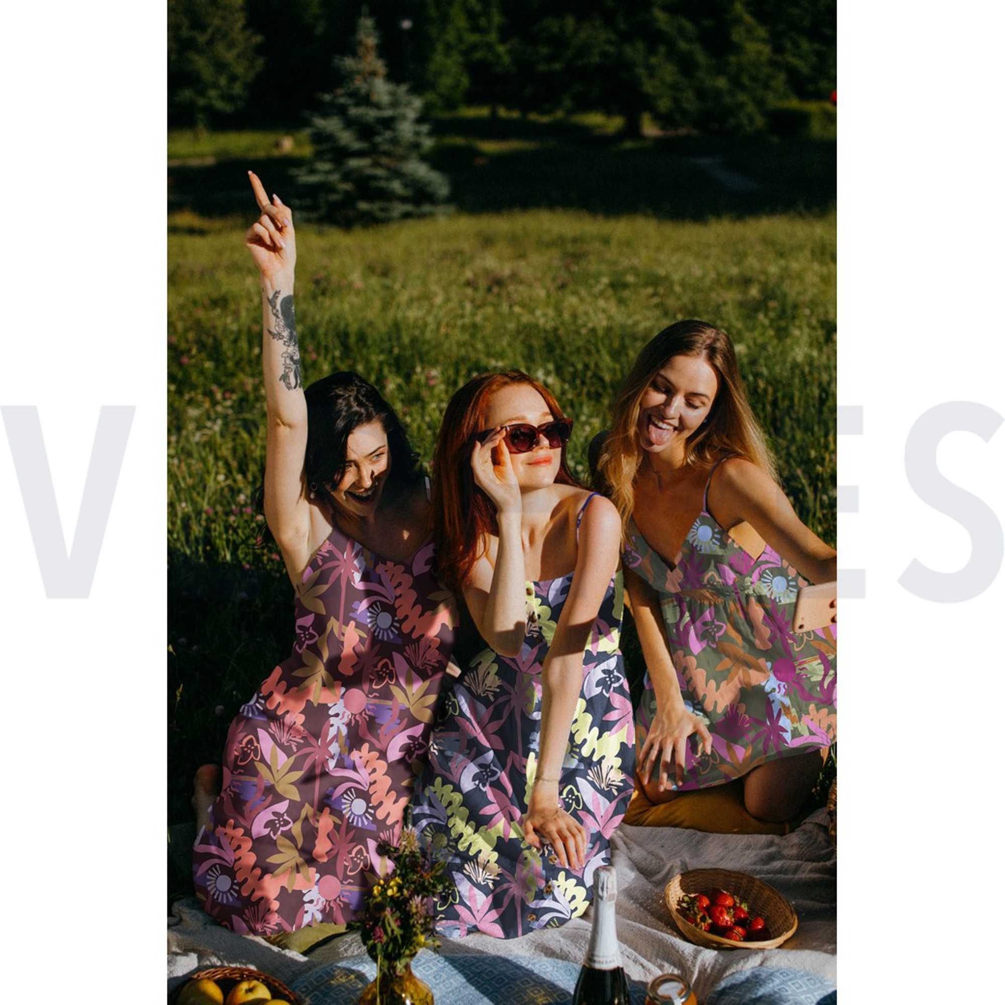 LENZING™ ECOVERO™ FLOWERS BORDEAUX (high resolution) #7